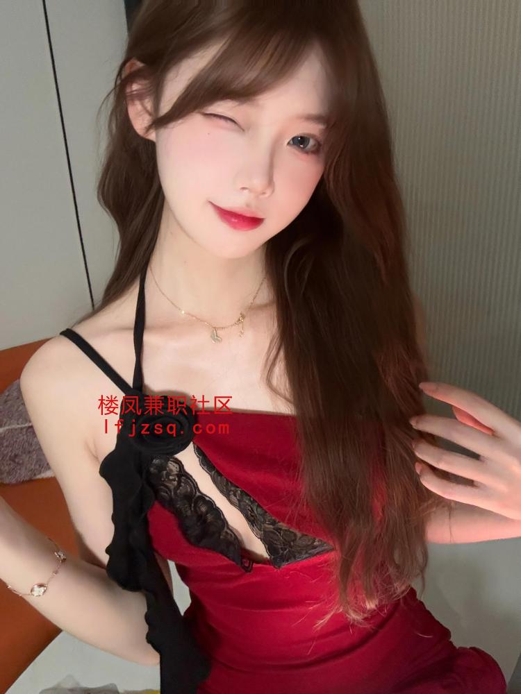 胸大后翘性感小尤物