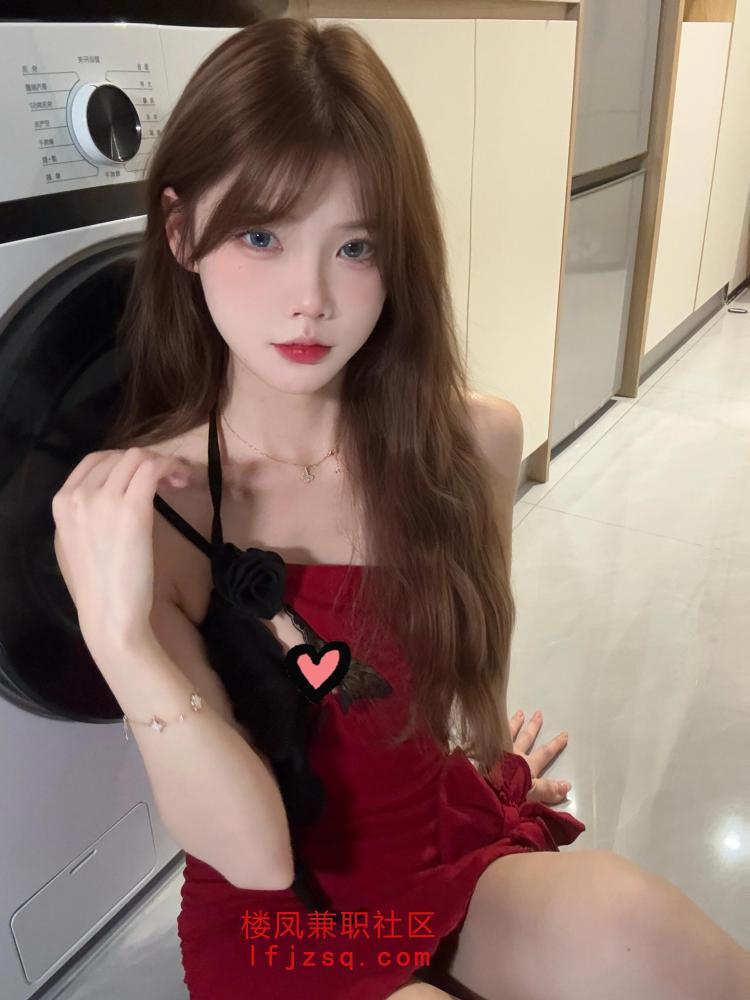 胸大后翘性感小尤物