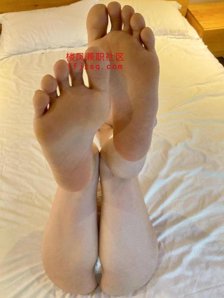 泰安嫩妹白虎小穴夹着棒棒很舒服