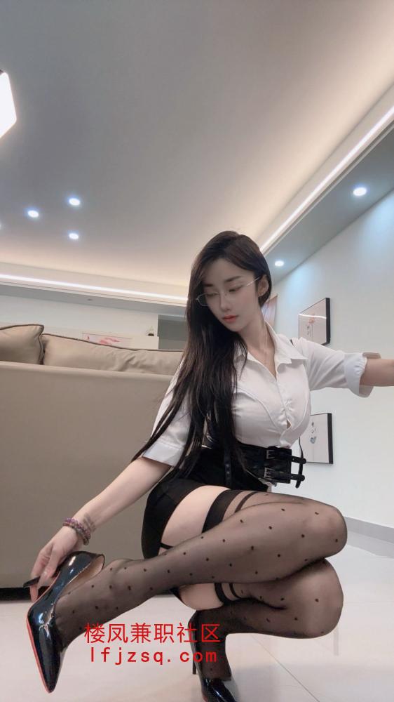 宝山精选尤物蜜桃臀逼嫩水又多可调教