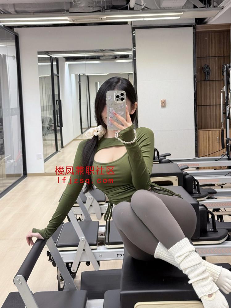 湖州大胸舌吻妹可拍小视频。