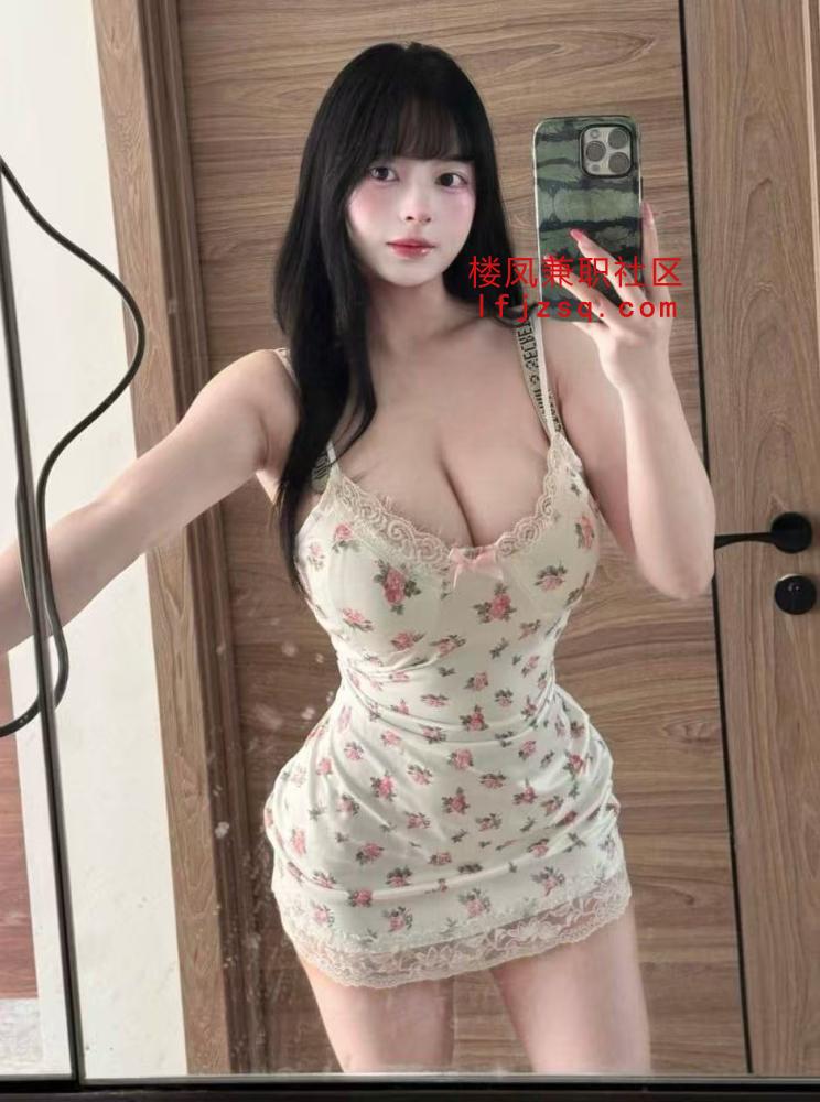 大胸嫩模小花