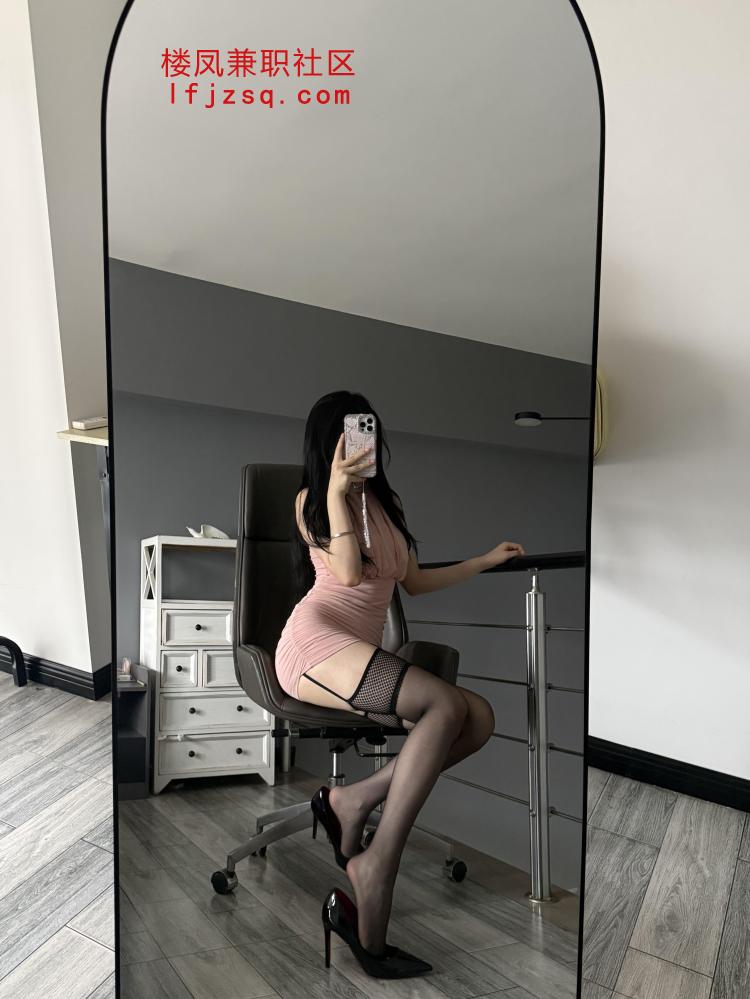 榆林黑丝制服诱惑嫩妹