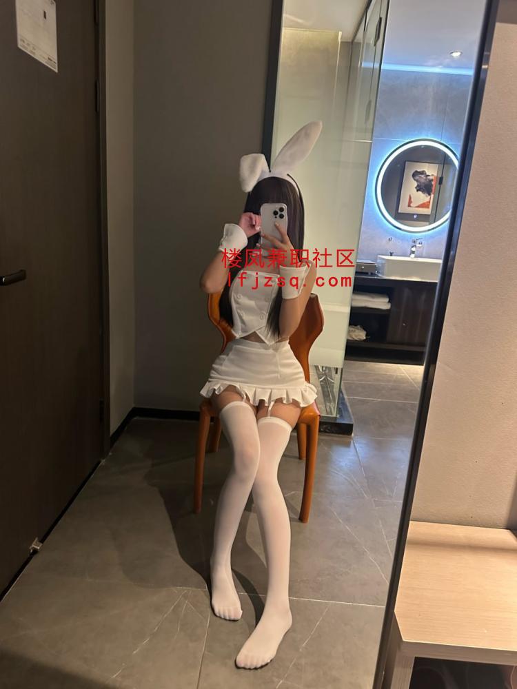 长沙极品小妹妹 玉体性瘾美乳三点粉嫩