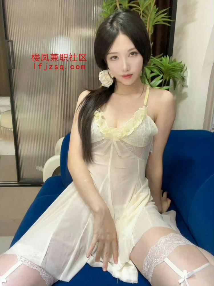 清纯大胸性感尤物 粉逼紧致 QQ：2684909705