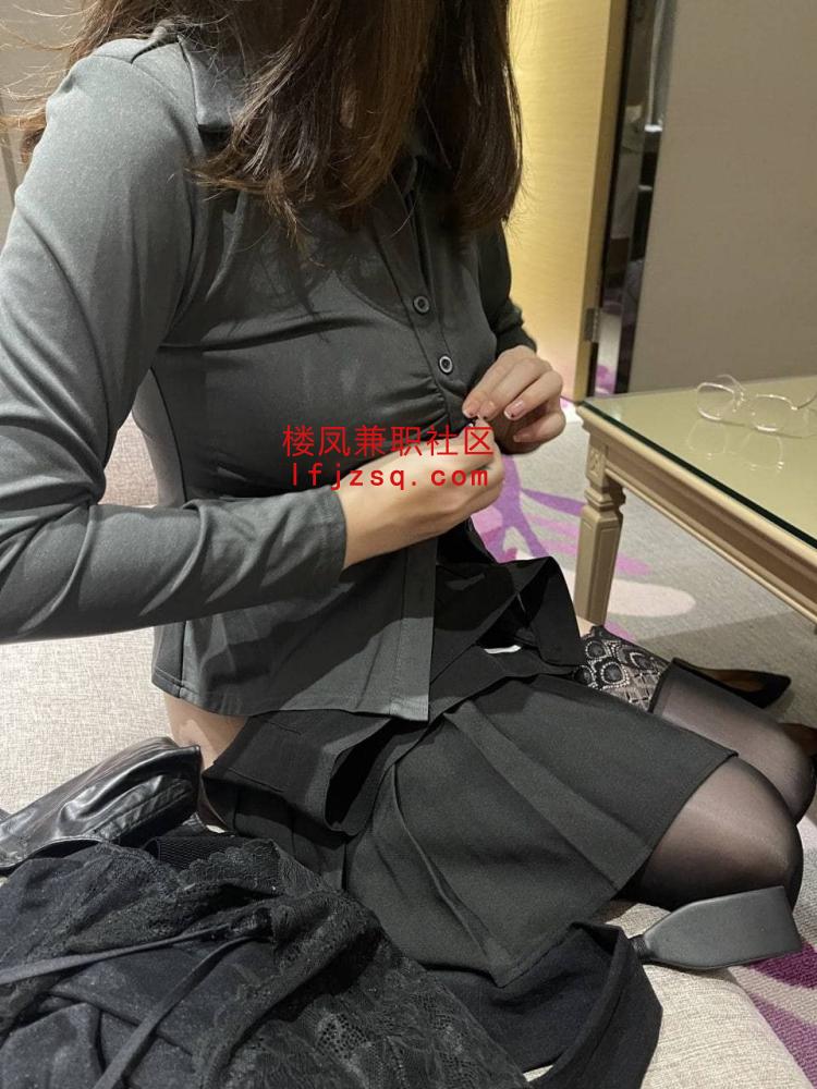 武汉反差妹配合各种姿势可舔
