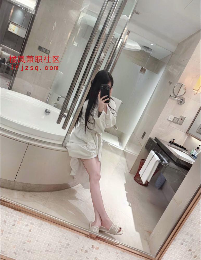 张家口市兼职小骚逼玩的开放很享受