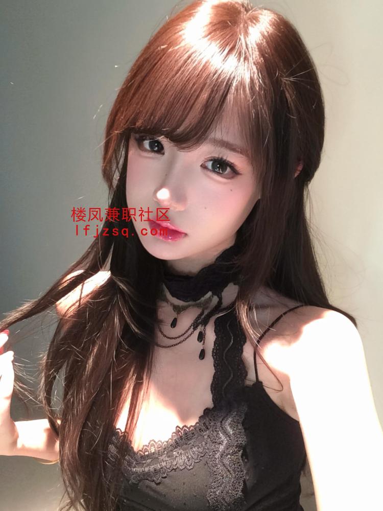 妹子下面特紧，淫水还很多