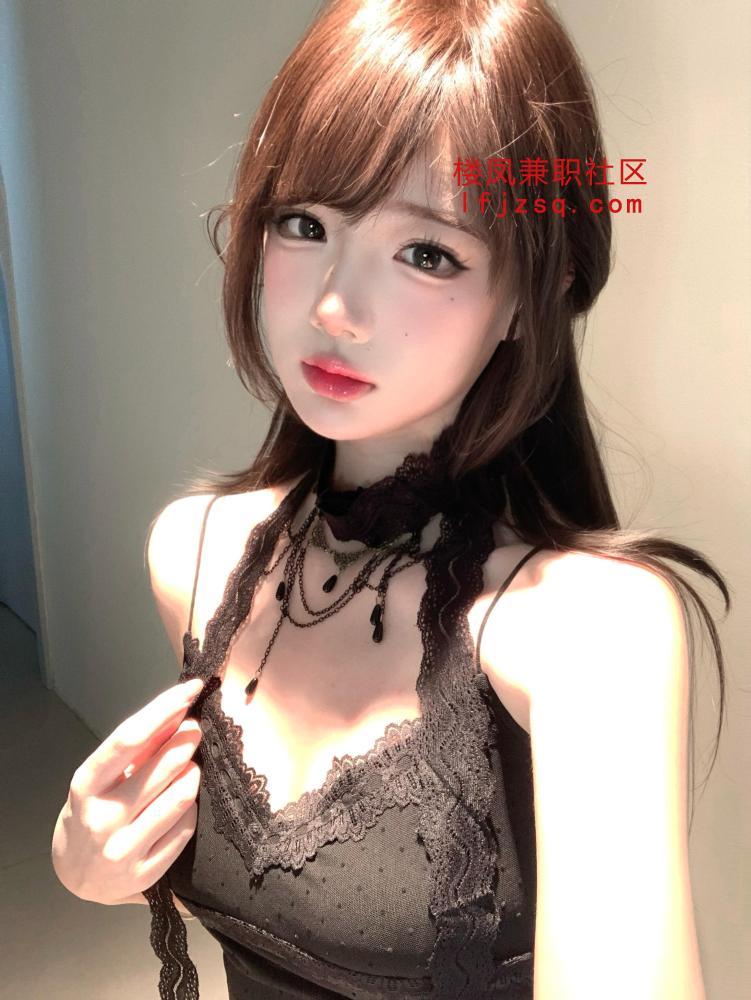 妹子下面特紧，淫水还很多