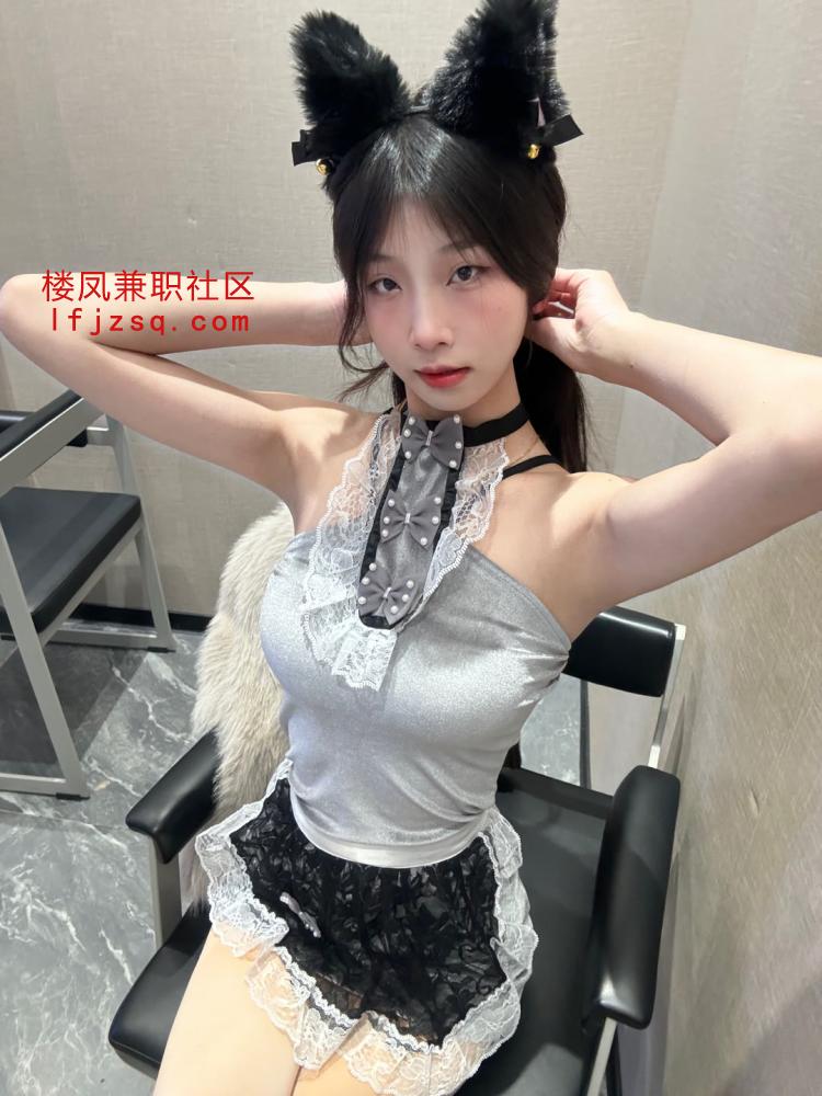 黑丝情趣高跟鞋小妹妹