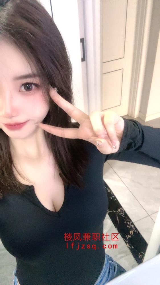 肤白滑嫩大奶嫩妹