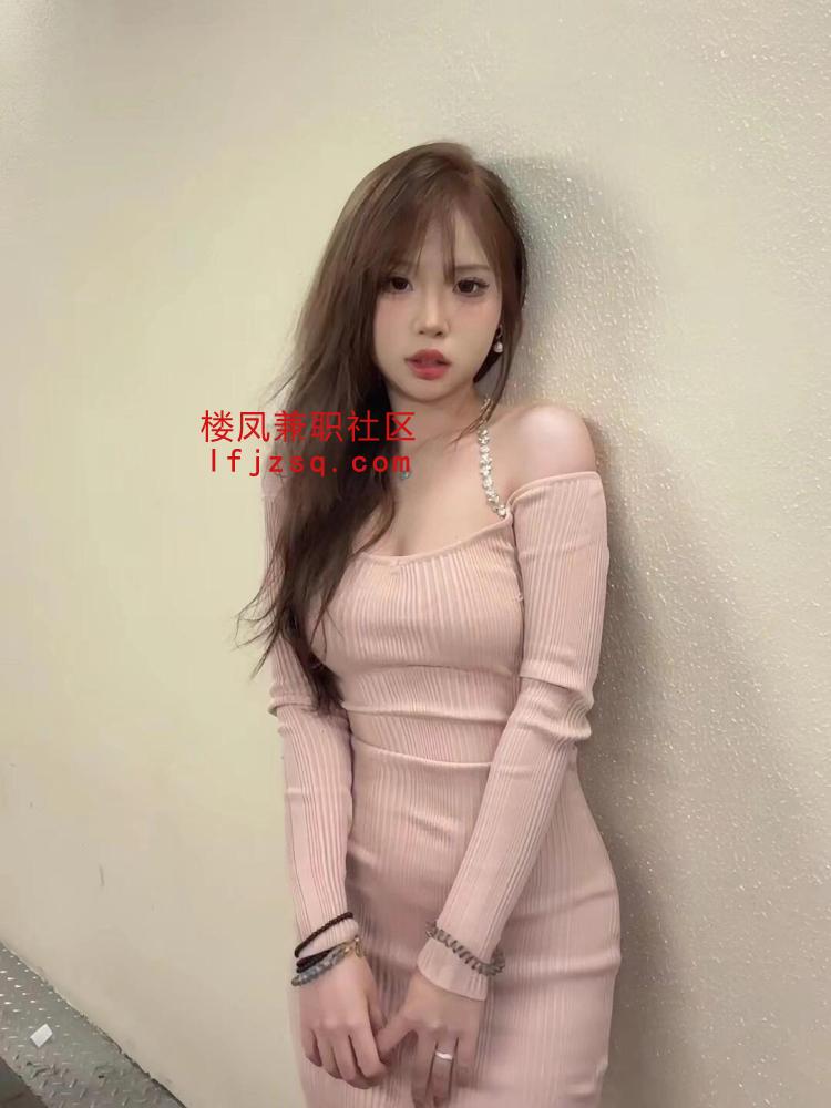 渝中区刚下海小妹性格温柔 迷情投入粉嫩桃穴，极度敏感易湿 (可上门)