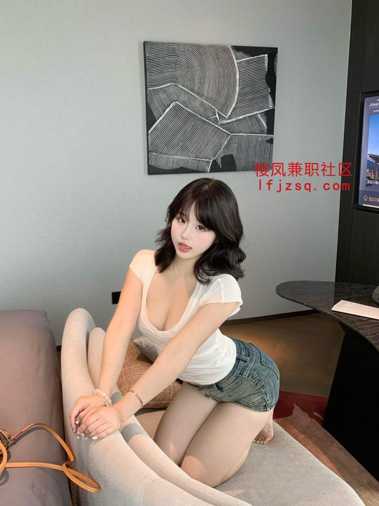 重庆反差嫩妹D奶嫩鲍鱼逼