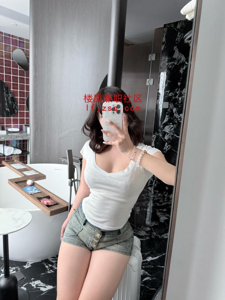 重庆反差嫩妹D奶嫩鲍鱼逼
