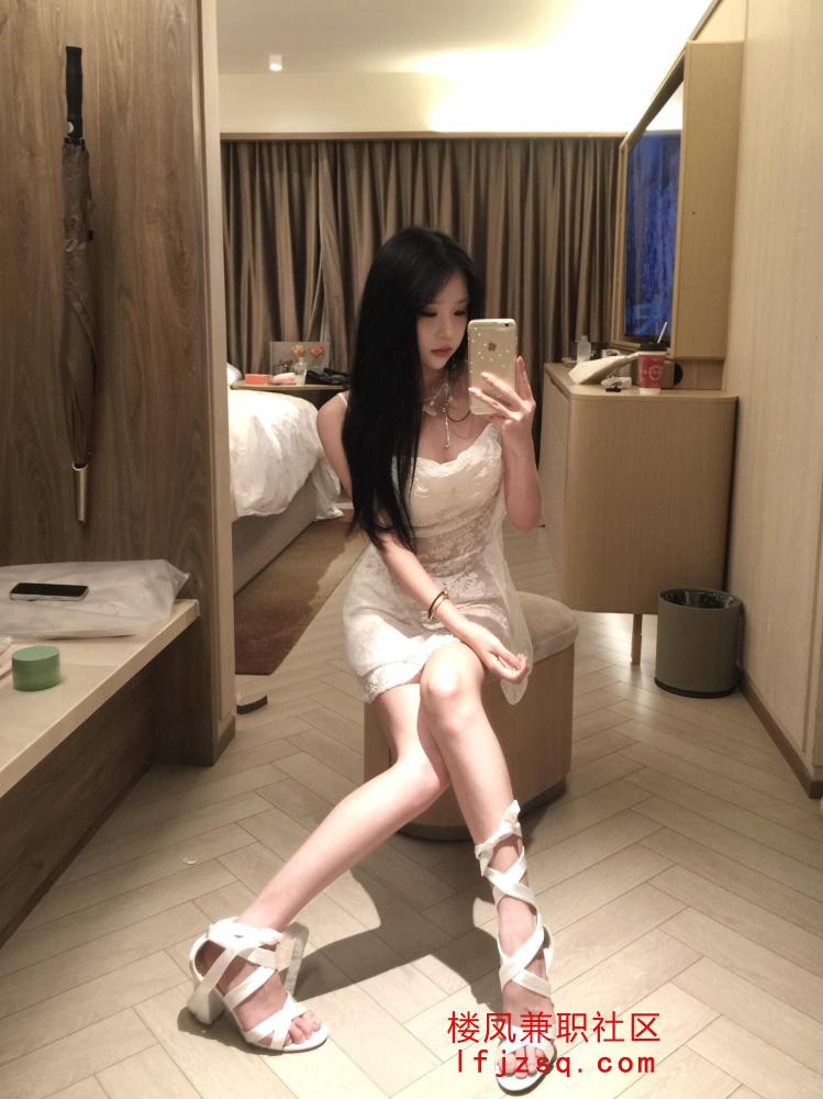 咸阳00后嫩妹身材性感大波蜜桃臀夹的好紧