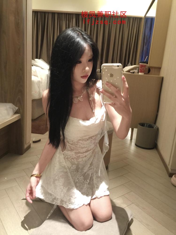 咸阳00后嫩妹身材性感大波蜜桃臀夹的好紧