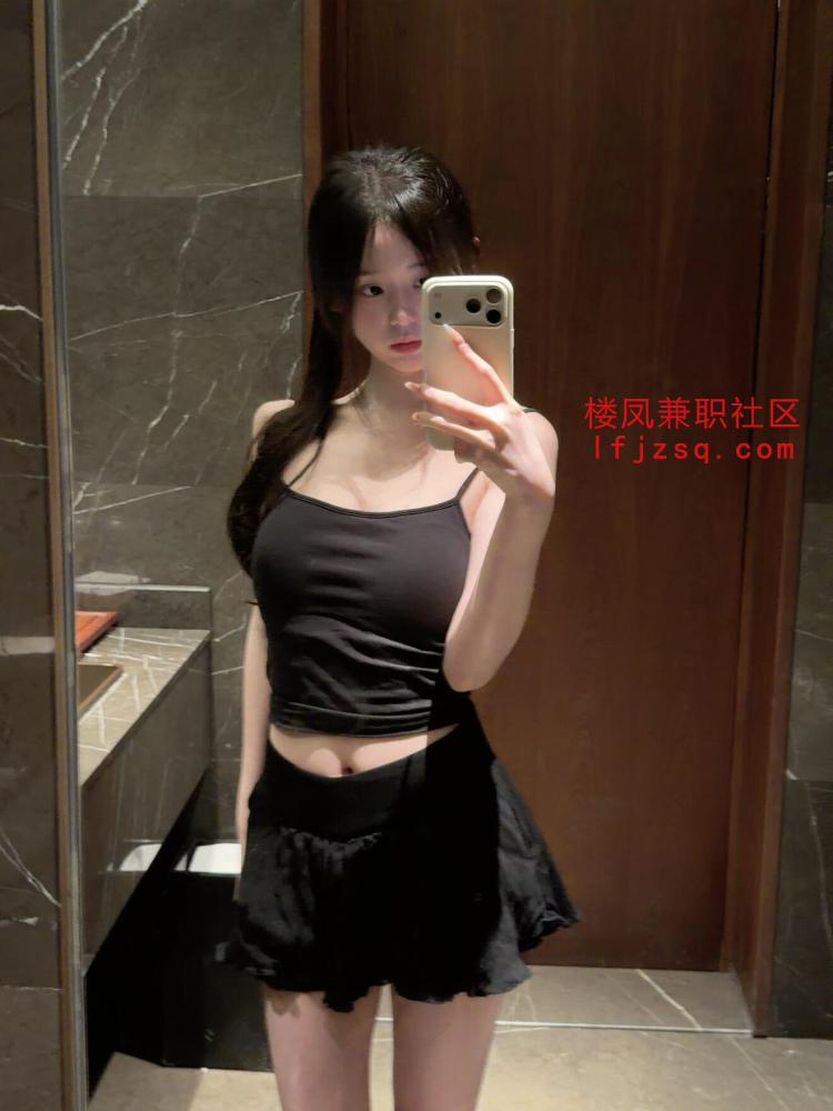 老师身材前凸后翘看着十分有感觉，口活挺不错的，蛋蛋舔的特别舒畅