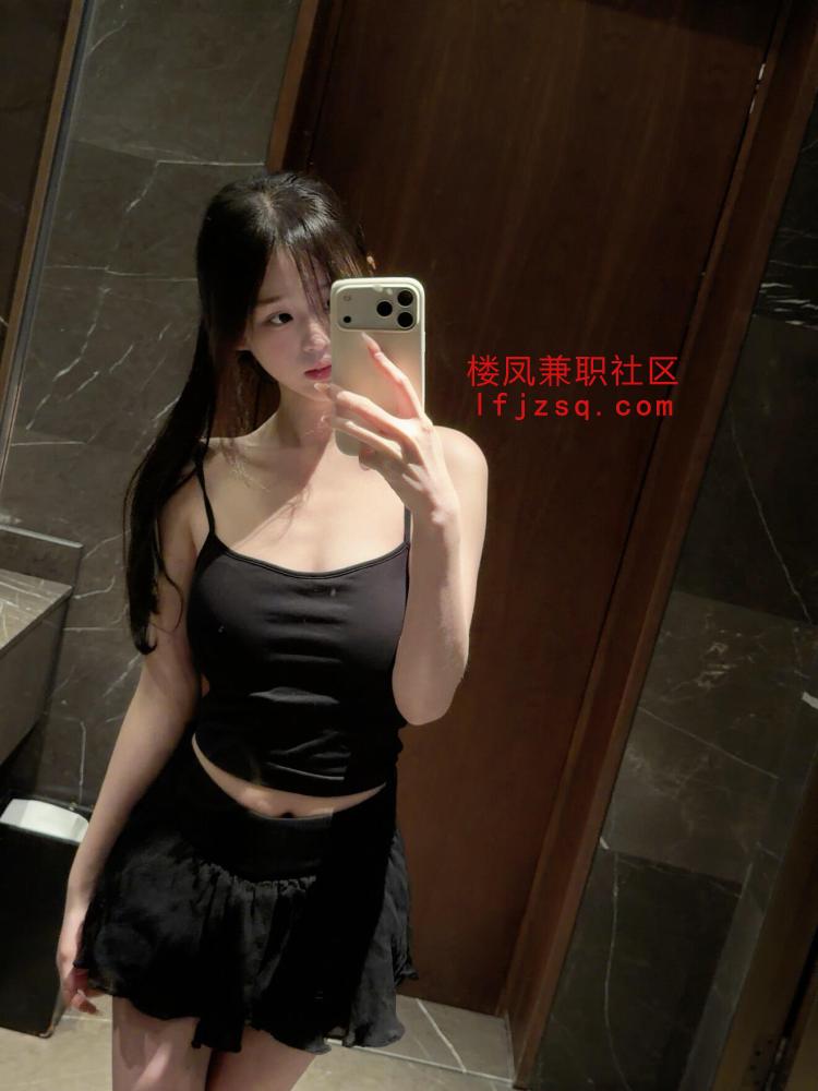 老师身材前凸后翘看着十分有感觉，口活挺不错的，蛋蛋舔的特别舒畅