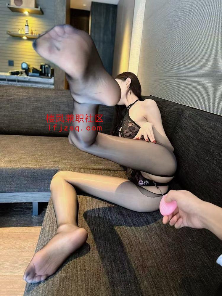 杭州极品闷骚嫩妹奶子带鲍粉