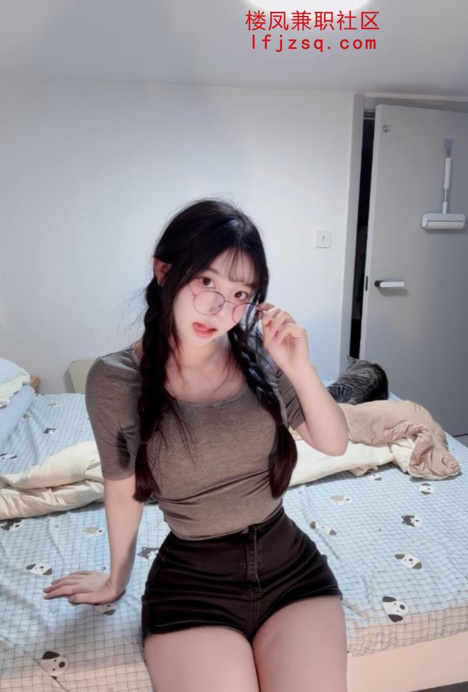 东莞丰满外纯内骚的小奶妹服务态度非常好，不催时间还主动搂脖舌吻 爱了爱了
