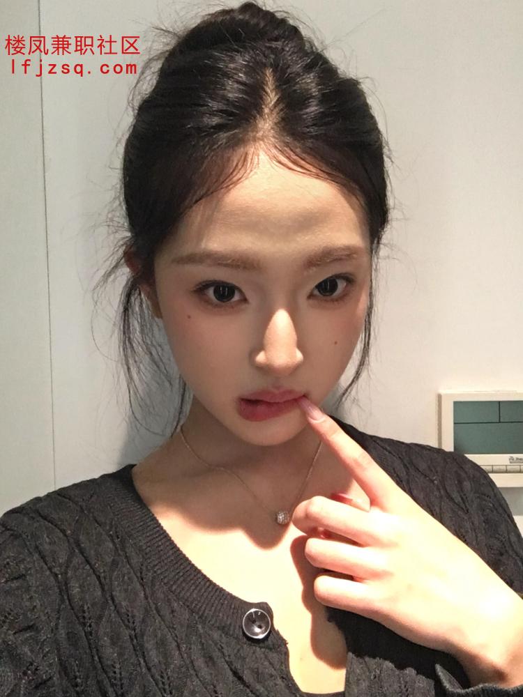温柔粉嫩小胸少女