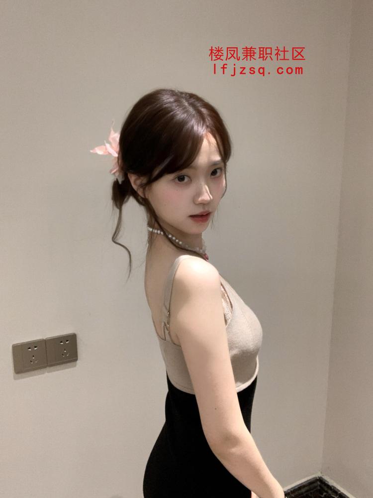嫩穴喷泉小骚妹子按住屁股猛猛插