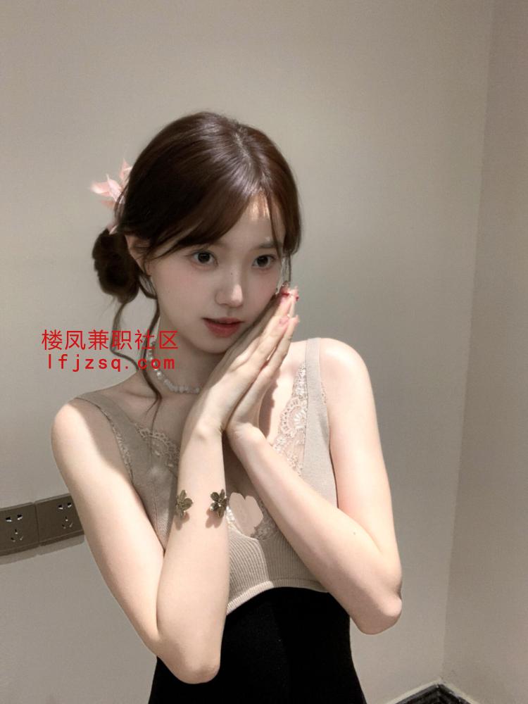 嫩穴喷泉小骚妹子按住屁股猛猛插