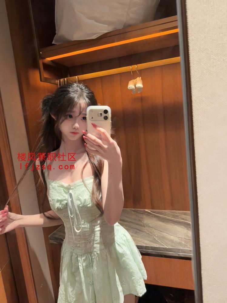 东莞淫荡高颜值妹子吹箫喷潮细致调情好紧