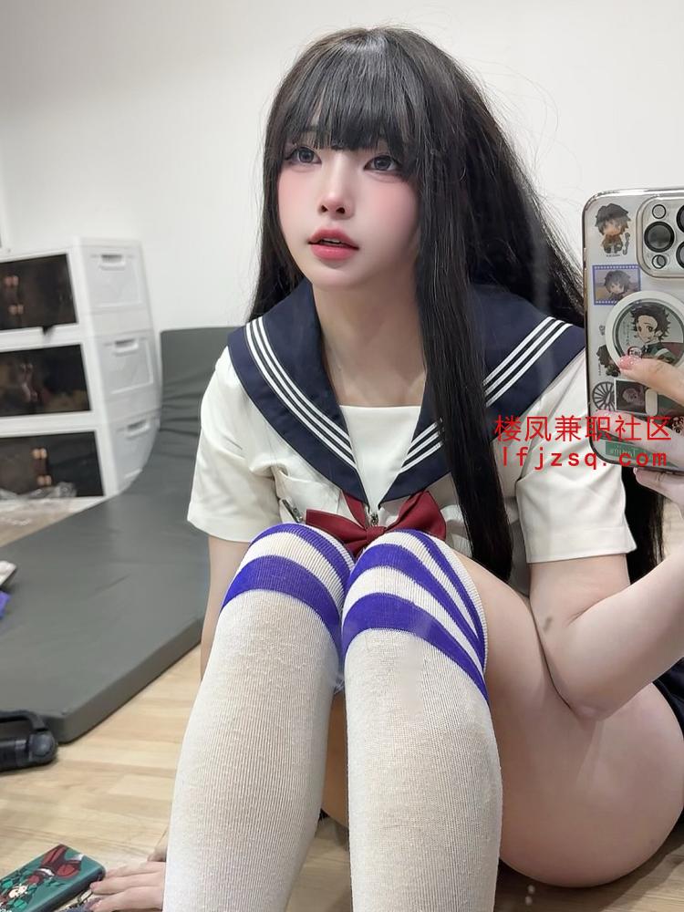 老师真空两点清晰凸起主动跪下含住服务卖力