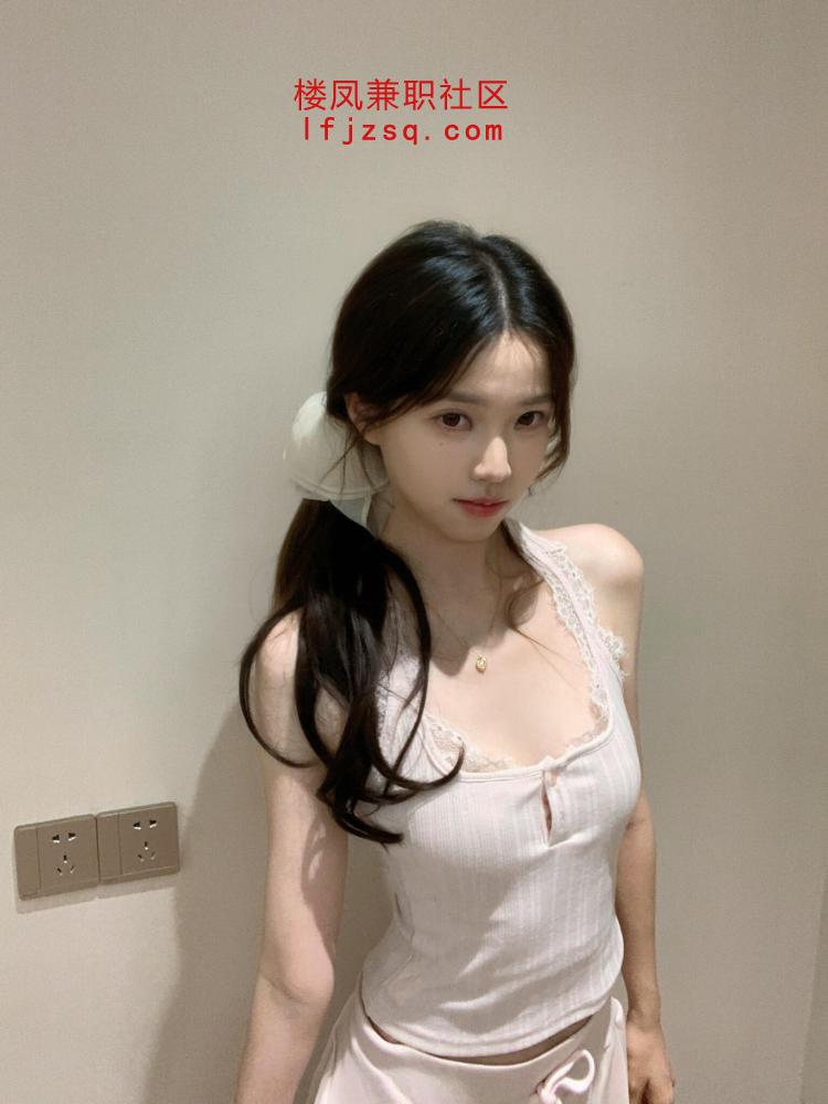 妹子下面特紧，淫水还很多