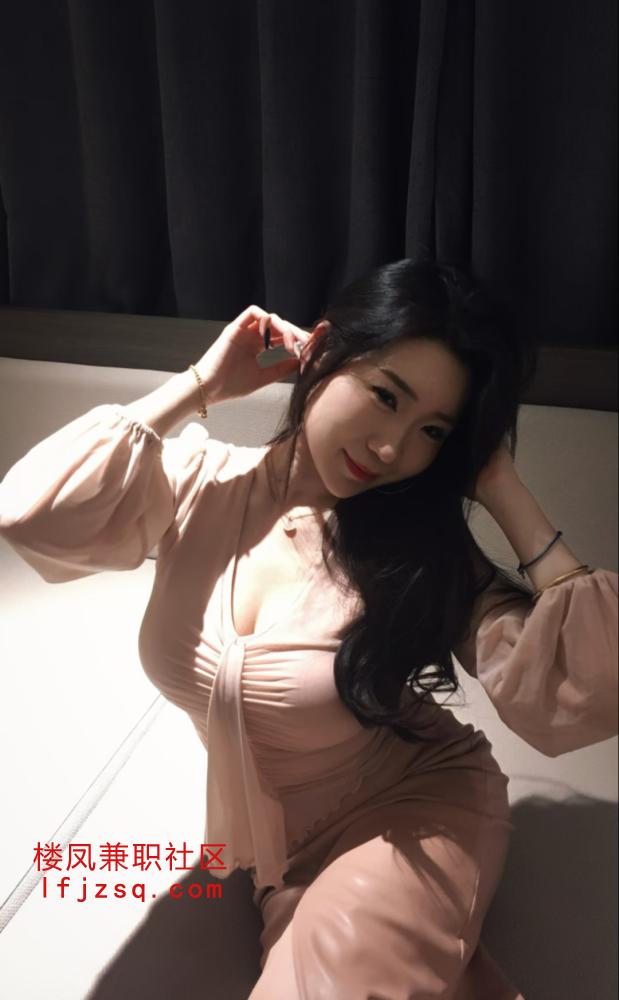 风骚大奶服务棒妹子