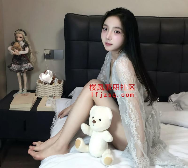 清纯妹子的丝袜引诱