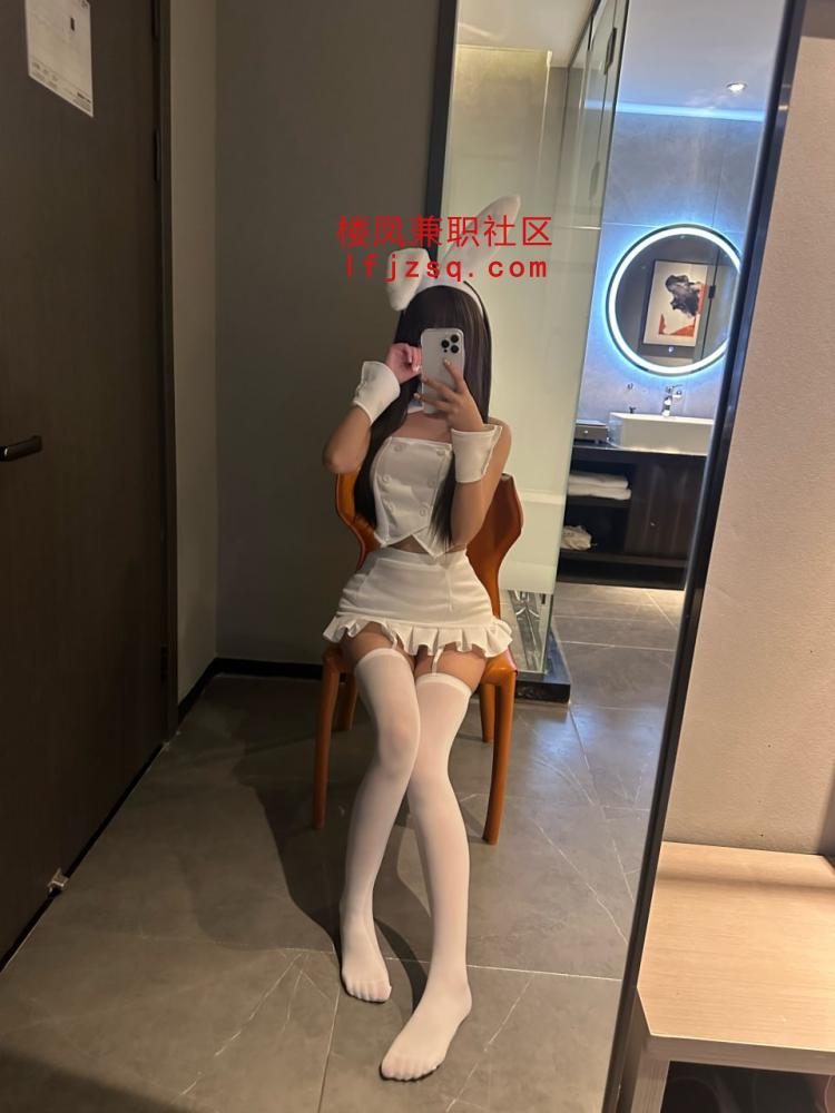 刚下海皮肤白嫩美穴鲍鱼学生妹