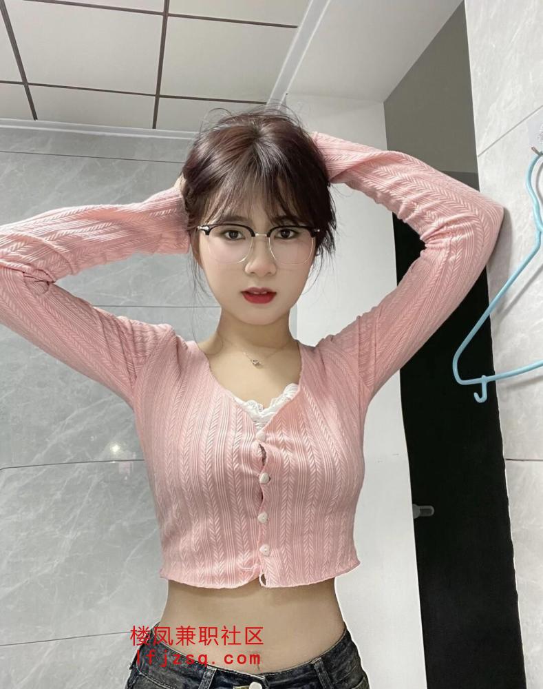大胸水多很紧身材好的大学生妹妹