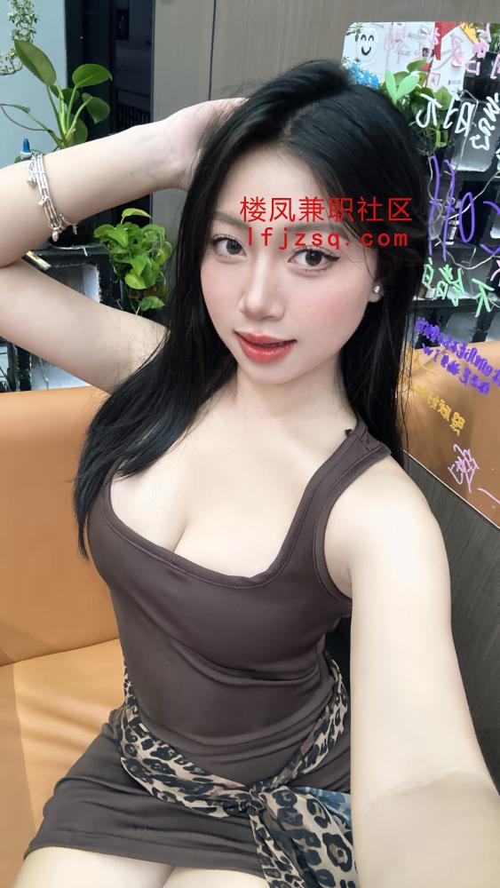 大奶小姐姐直接抱着啃