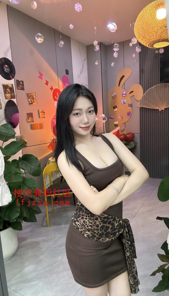 大奶小姐姐直接抱着啃