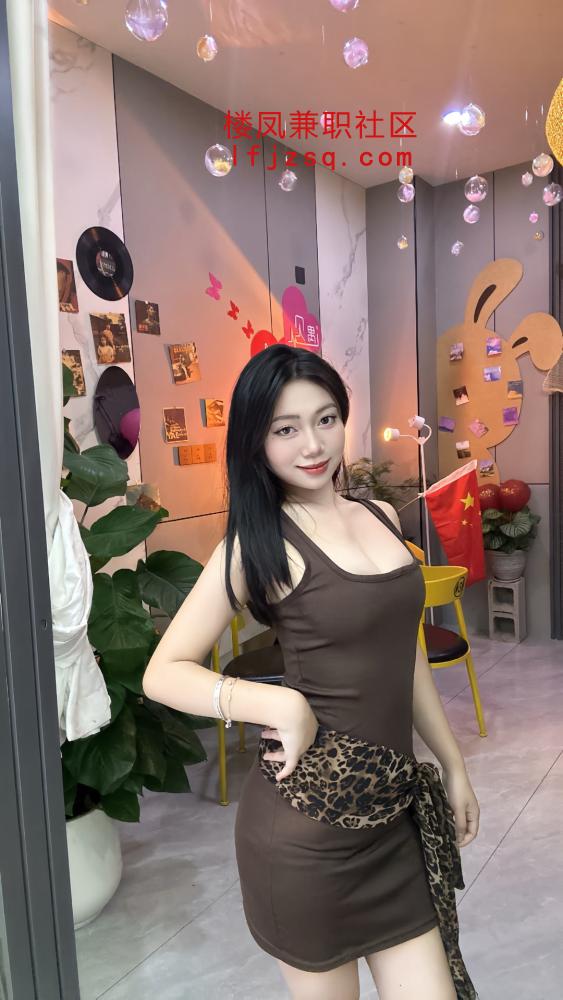 大奶小姐姐直接抱着啃