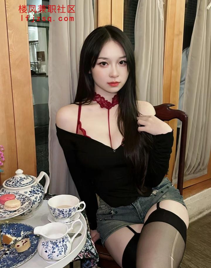 爱健身高质量榨汁机嫩妹，性感黑丝诱惑，可勾可舔