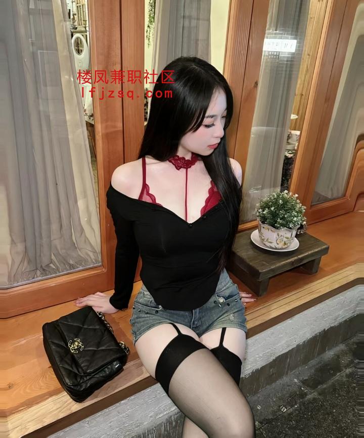 爱健身高质量榨汁机嫩妹，性感黑丝诱惑，可勾可舔