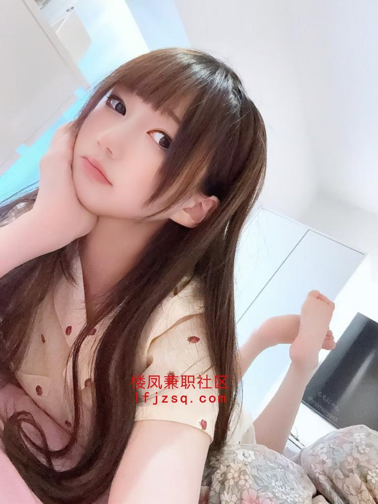 极品反差婊口交，用舌头轻舔龟头，足交深喉