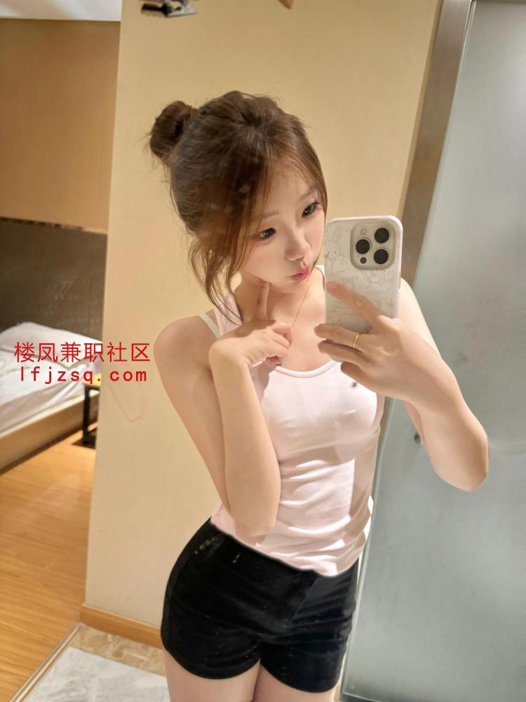 非常棒的粉嫩小翘臀少女