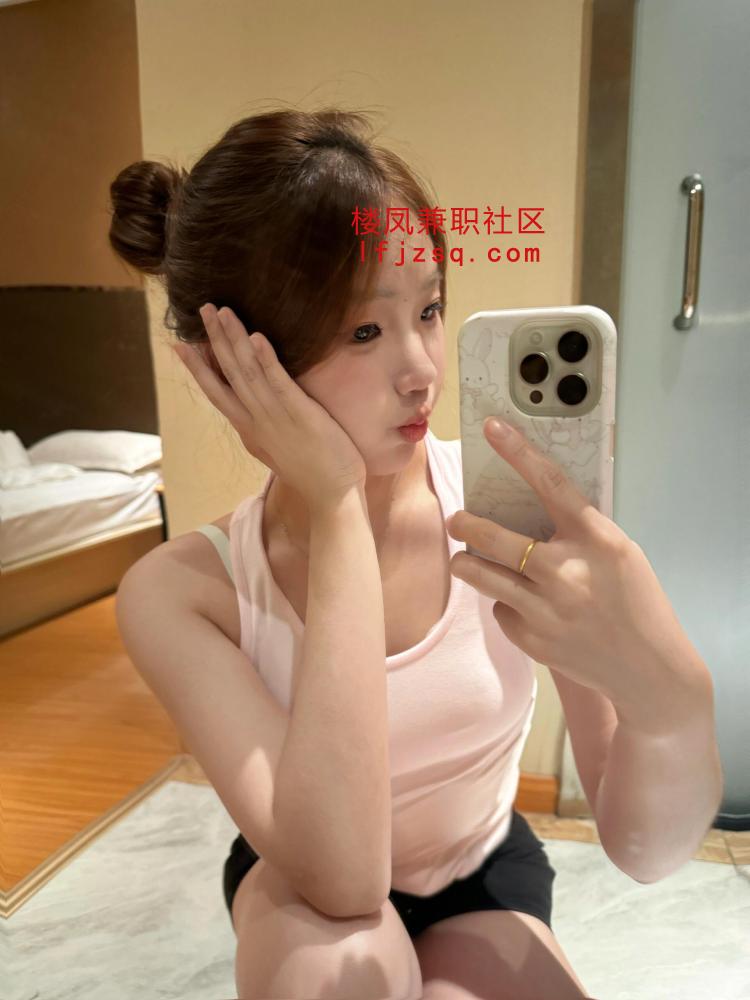 非常棒的粉嫩小翘臀少女