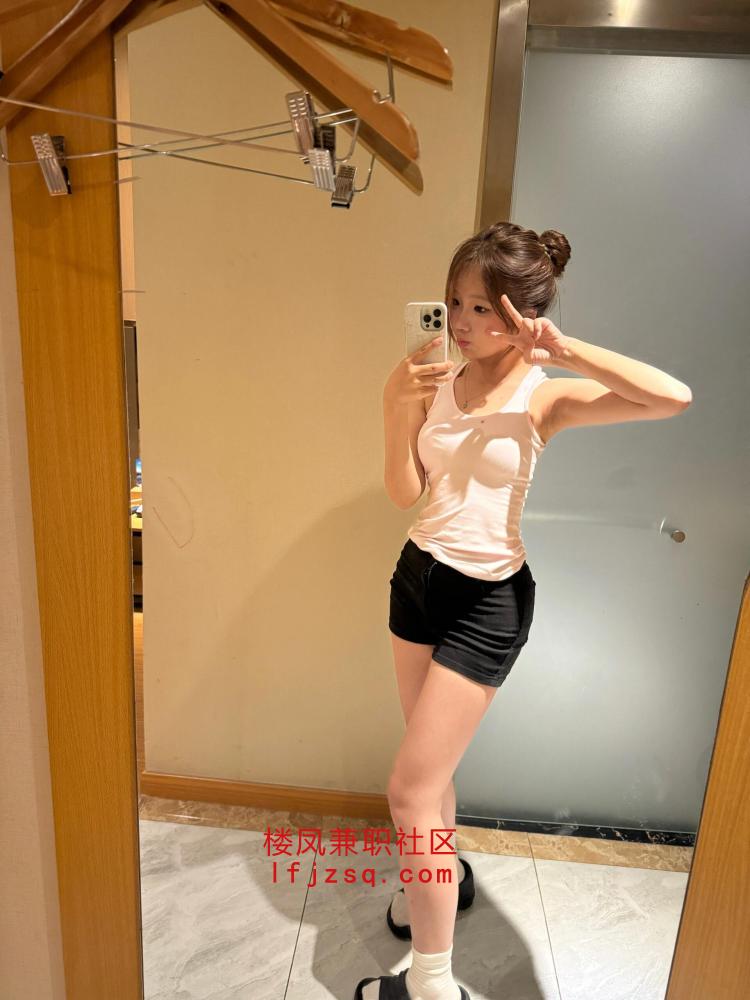 非常棒的粉嫩小翘臀少女
