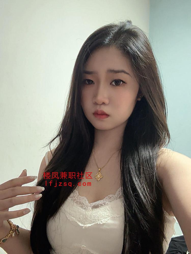 淫女逼紧奶大后翘