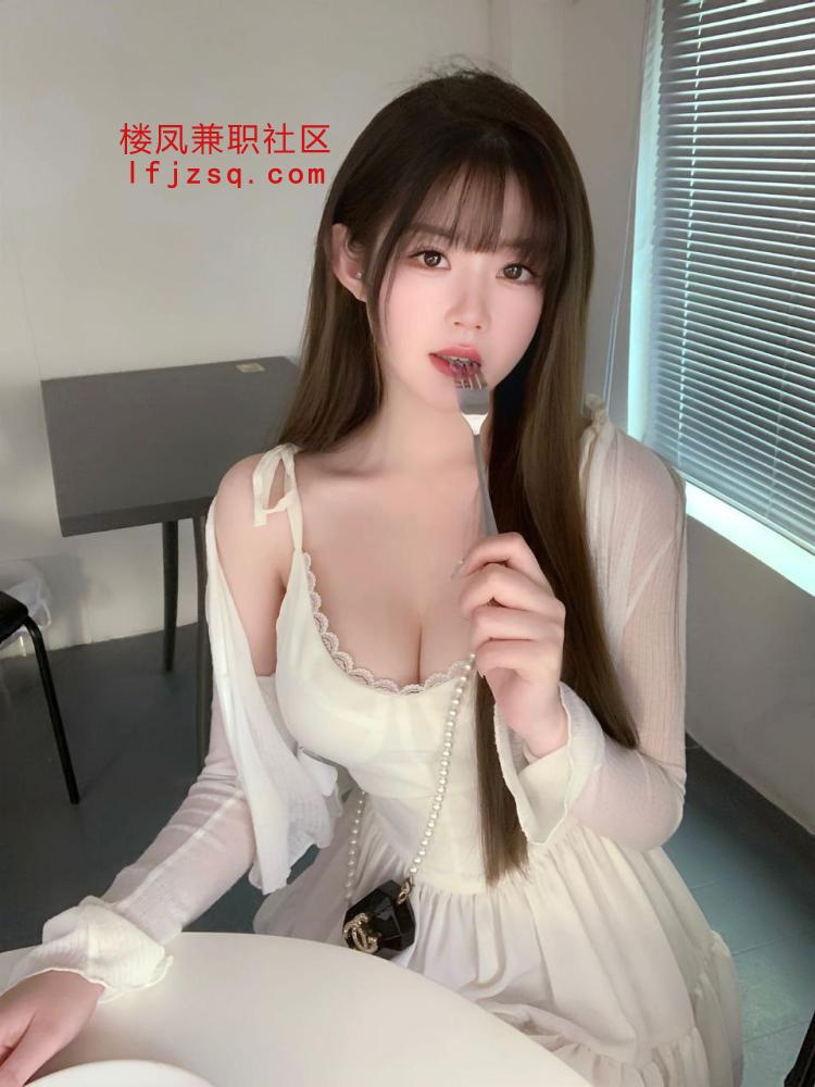 延安高颜小妹粉嫩骚穴淫水拉丝