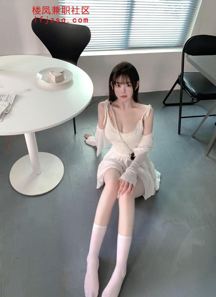 延安高颜小妹粉嫩骚穴淫水拉丝