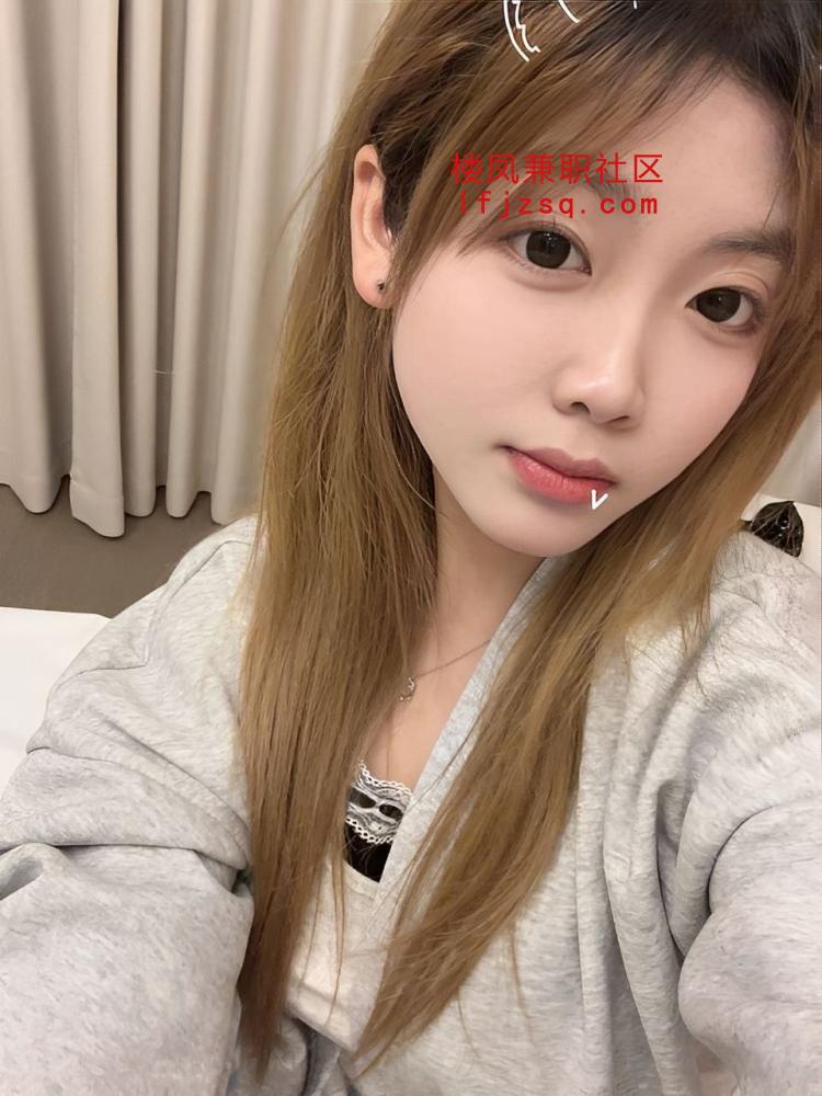 汉中骚到不行的嫩妹很爽歪