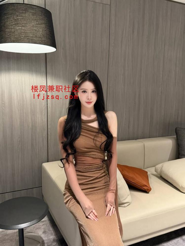 郑州艺校兼职美女性感腿长一字马