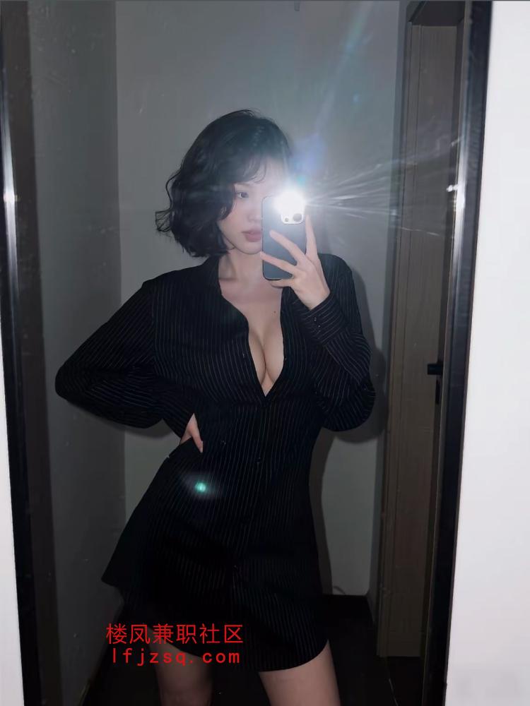 呼和浩特05后在校学妹完美身材肤白貌美兼职在外租房（可外出）