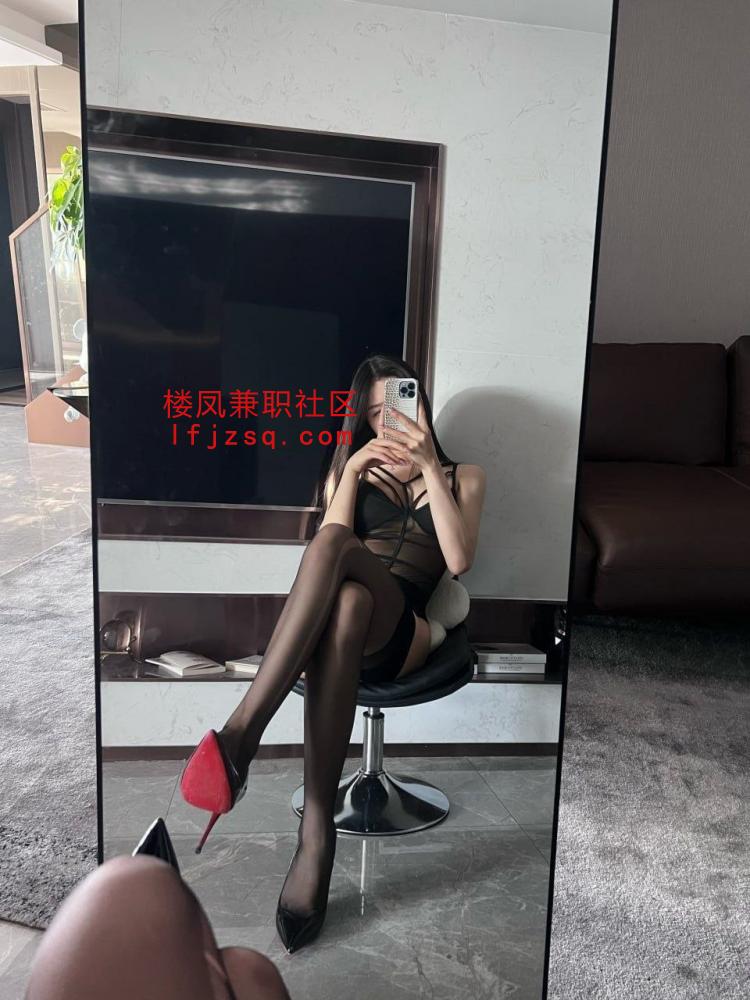哈尔滨极品尤物 女上天花板自动放入全程不用自己动 摇得非常舒服 